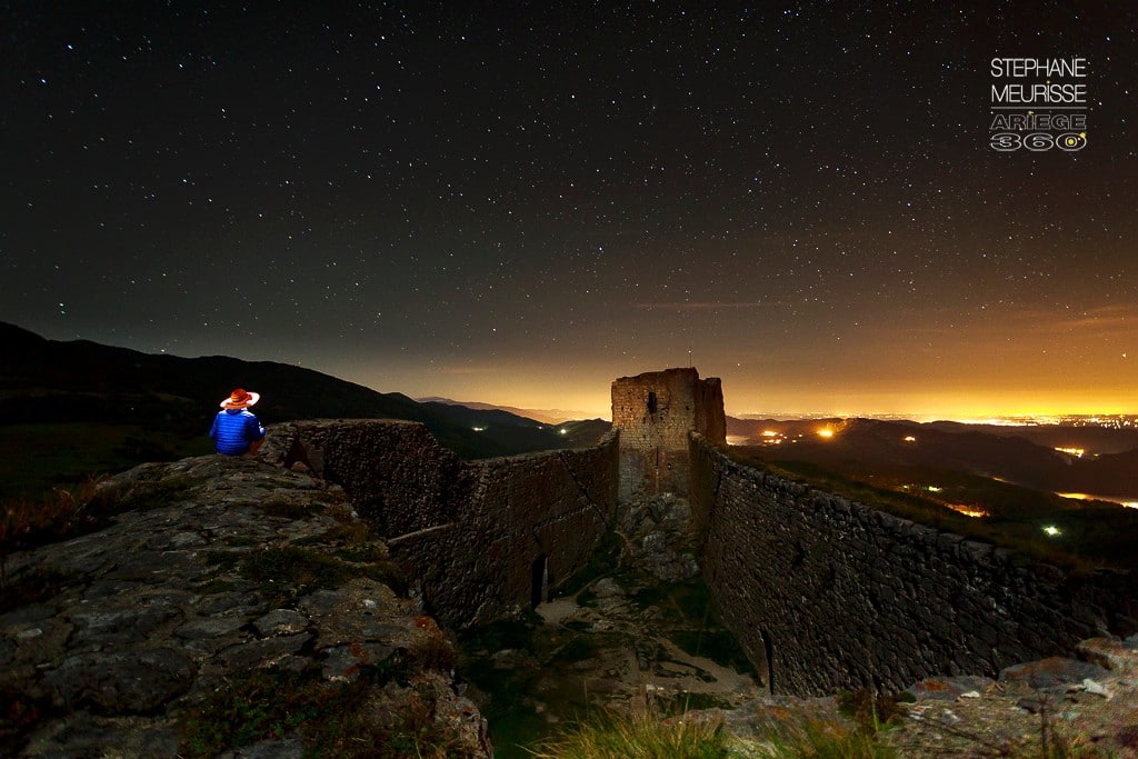 Un personnage contemplant le château de Montségur de nuit (Ariège). Et si nos rêves nous aidaient à comprendre qui nous sommes et ce que nous avons intérêt à changer dans nos vies ? 