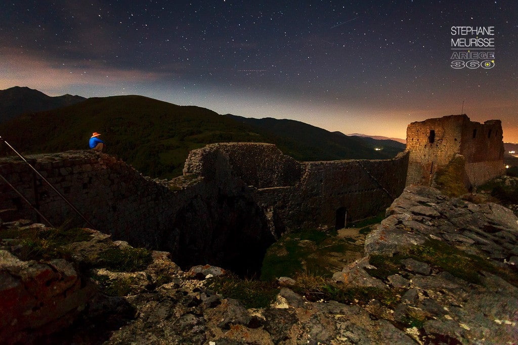 Un personnage contemplant le château de Montségur de nuit (Ariège). Et si nos rêves nous aidaient à comprendre qui nous sommes et ce que nous avons intérêt à changer dans nos vies ? 